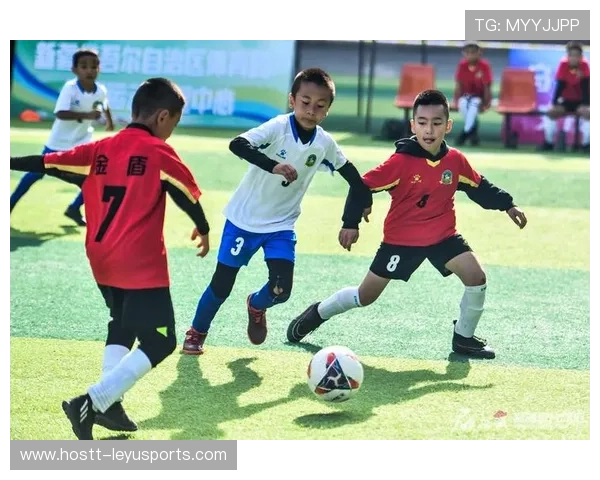 球员与青少年互动课堂激励下一代足球梦